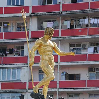 Antike Statue vor Plattenbau