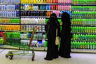 Verschleierte Frauen im Supermarkt