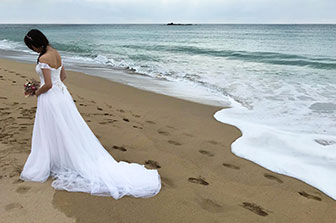 Taiwanesische Braut am Strand