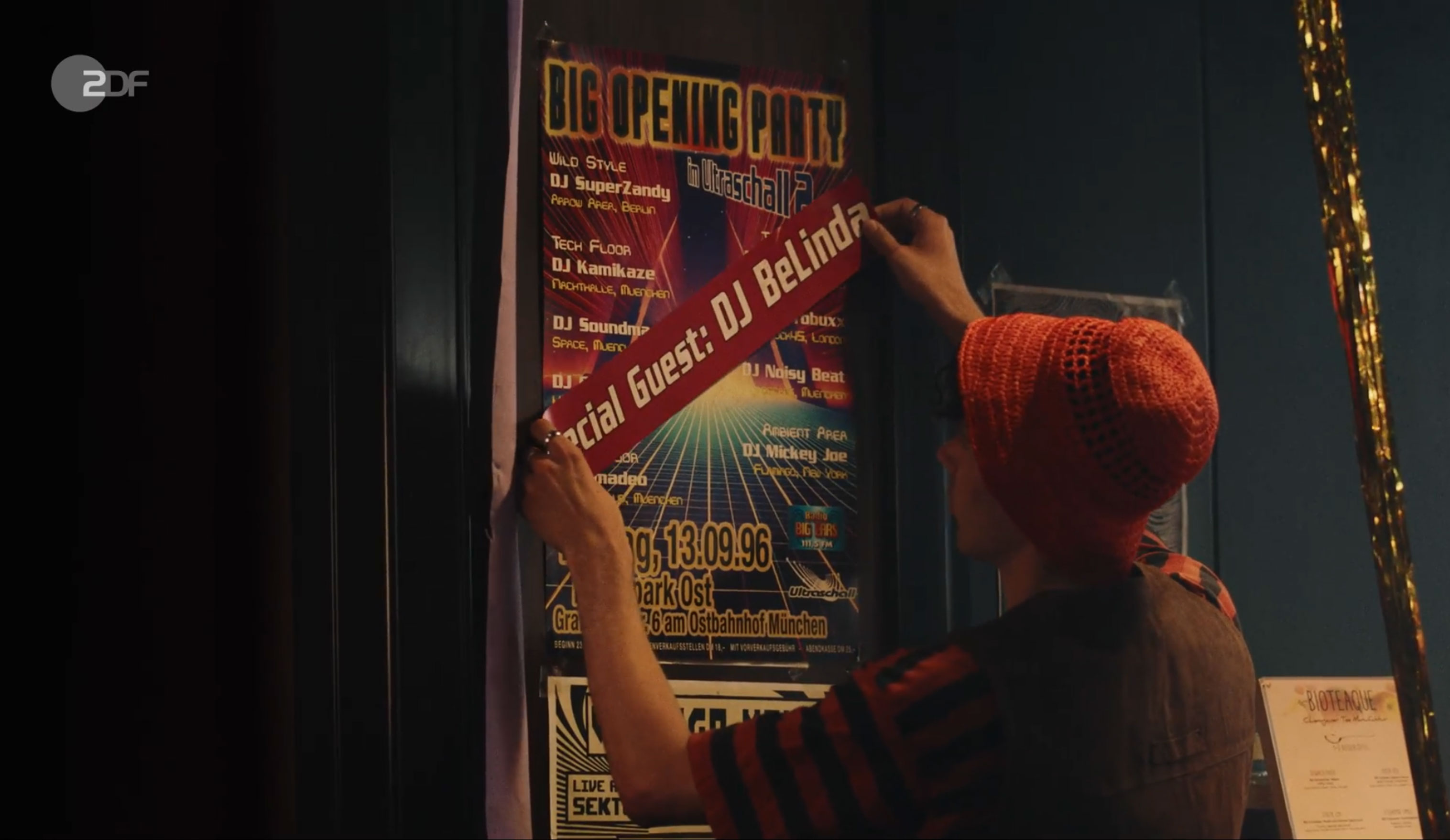 Szene: Anbringen des Big Party Posters mit DJ Belinda